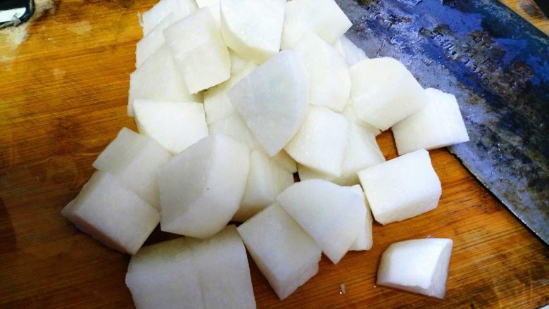 萝卜炖牛腩,把萝卜去皮,改刀成小块。备用。