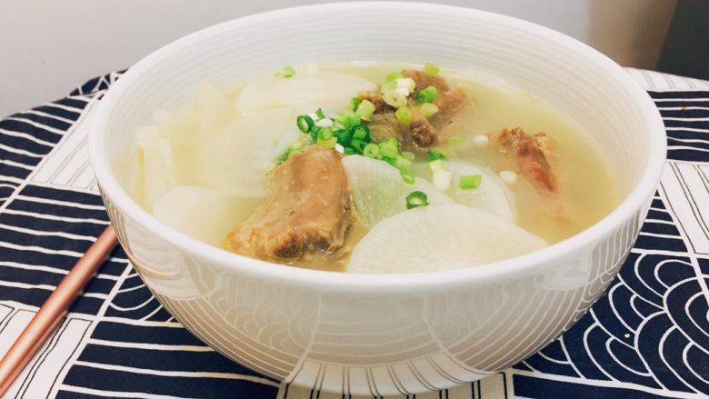 #食二星座#牛尾萝卜汤,装碗,撒上葱花,吃的时候可以加点<a style='color:red;display:inline-block;' href='/shicai/ 134296'>白胡椒粉</a>,更香呢