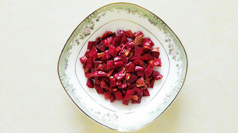 香辣虾,<a style='color:red;display:inline-block;' href='/shicai/ 86474'>干辣椒</a>切段备用!