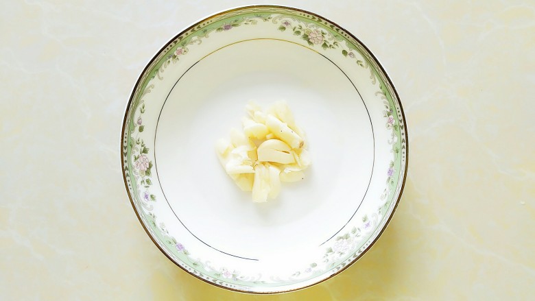 香辣虾,<a style='color:red;display:inline-block;' href='/shicai/ 2794'>大蒜</a>轻拍几下,不要太碎!