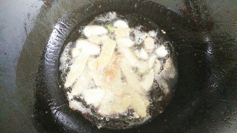 香辣虾,放入姜蒜煸香!