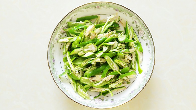 尖椒冻魔芋炒回锅肉,<a style='color:red;display:inline-block;' href='/shicai/ 8778'>尖椒</a>切成条状!