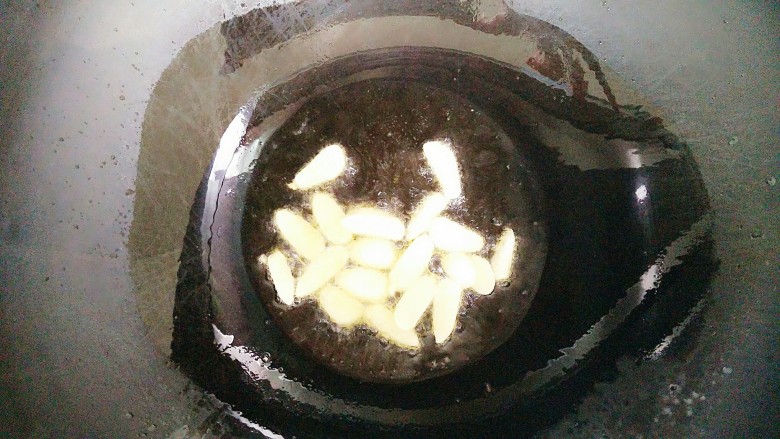 尖椒冻魔芋炒回锅肉,放入大蒜片煸至金黄色!