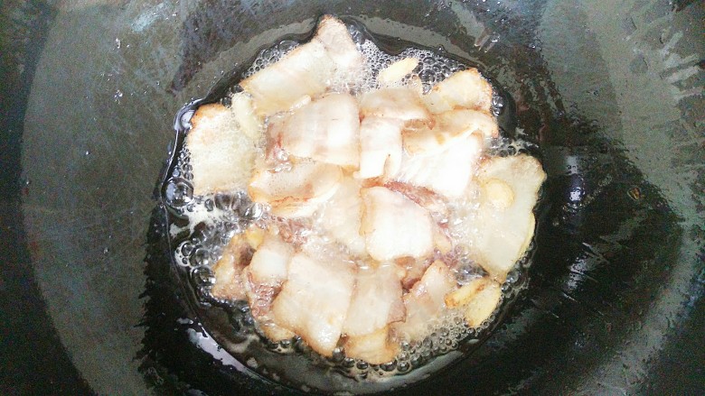 尖椒冻魔芋炒回锅肉,煸至金黄色!