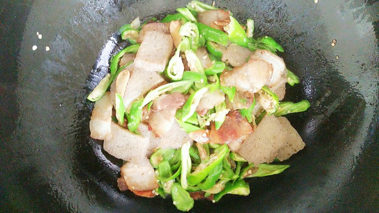 尖椒冻魔芋炒回锅肉,冻魔芋炒至微干,加入尖椒一起翻炒几下!
