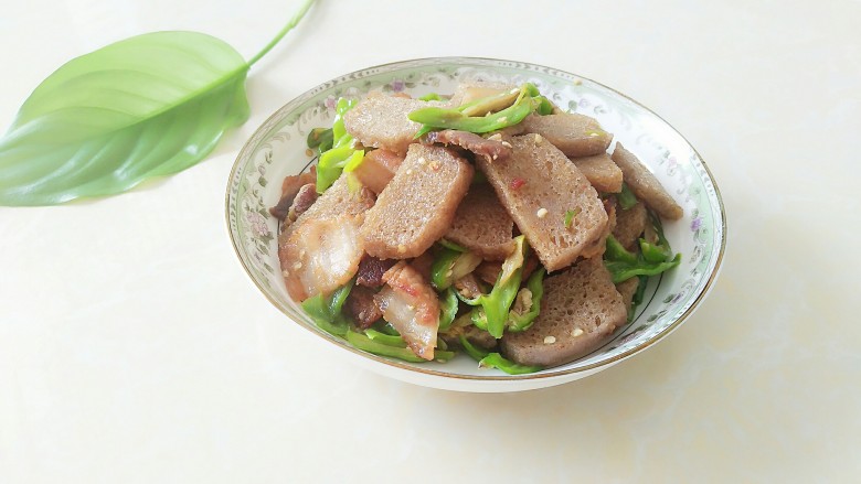尖椒冻魔芋炒回锅肉,超级下饭的尖椒冻魔芋炒回锅肉就出锅啦!真香!