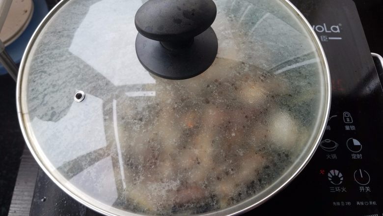 黄酒蛤蜊,然后盖上盖子蒸,这个是看电视的做法,其实对我来说这个就是焖煮法。