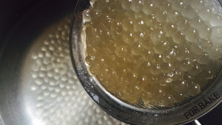 椰汁芋圆西米露,看一下 已经全部熟透啦 、沥出西米放进冰水中 过两遍