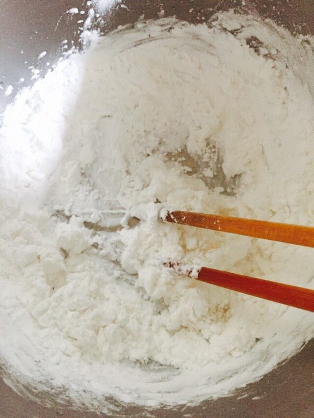 椰汁芋圆西米露,取一半的木薯粉加入开水 快速搅拌
