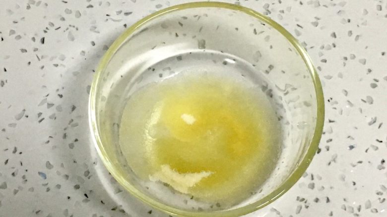 咖啡奶冻,吉利丁粉加入30克纯净水,泡透备用。