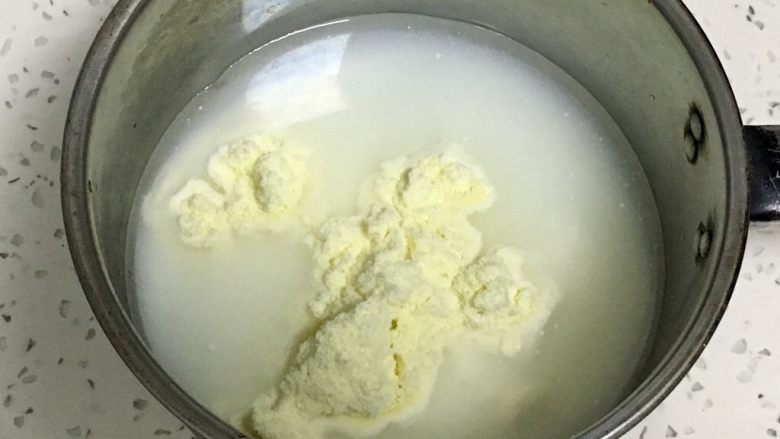 咖啡奶冻,纯净水放入奶锅,加入奶粉。