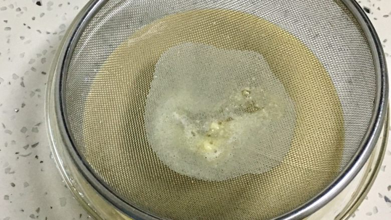 咖啡奶冻,为了更细腻顺滑,过一遍筛。