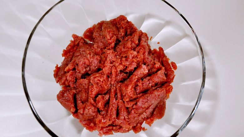 蜜汁黑椒肉脯,<a style='color:red;display:inline-block;' href='/shicai/ 4430'>里脊肉</a>洗干净,用刀剁成肉末。用刀剁肉会更有韧性,实在不行也可以用料理机搅碎。
