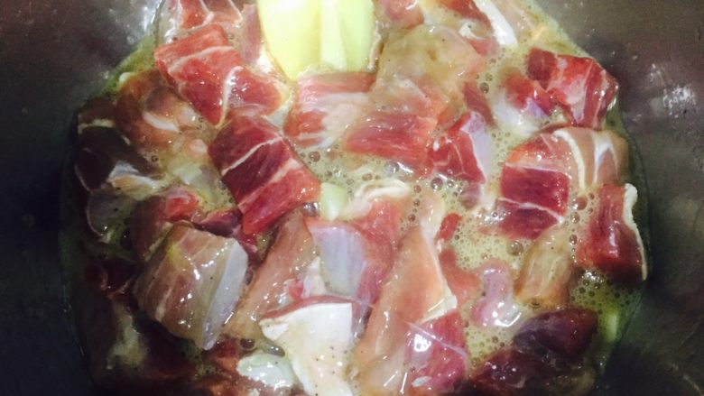 #食二星座# 牛肉版凤梨咕咾肉,调拌均匀,腌制十分钟
