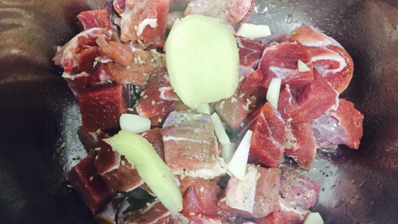 #食二星座# 牛肉版凤梨咕咾肉,加少许黑<a style='color:red;display:inline-block;' href='/shicai/ 720'>胡椒粉</a>,放入姜片、蒜末