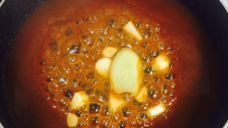 #食二星座# 牛肉版凤梨咕咾肉,锅中倒入<a style='color:red;display:inline-block;' href='/shicai/ 699'>番茄酱</a>,少许清水,然后下姜蒜炒香