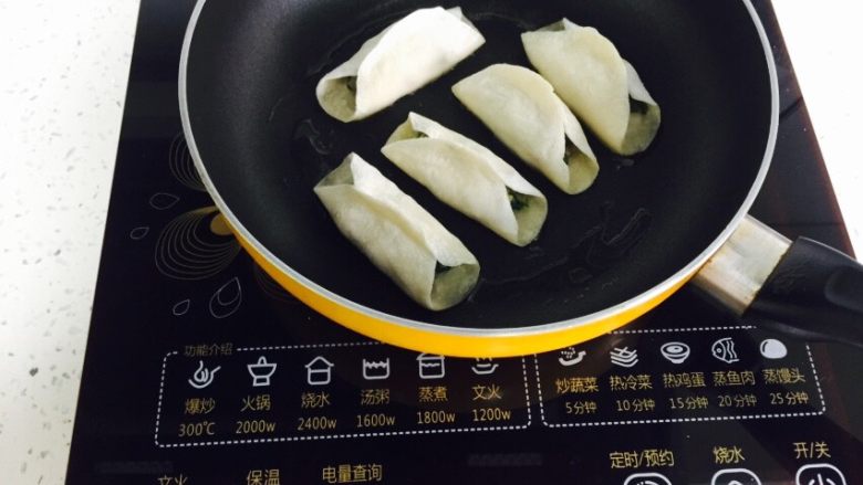 多汁的💐三鲜馅水饺💐,第二个 吃法 煎锅 放一点油 放上饺子
小火 小火 小火