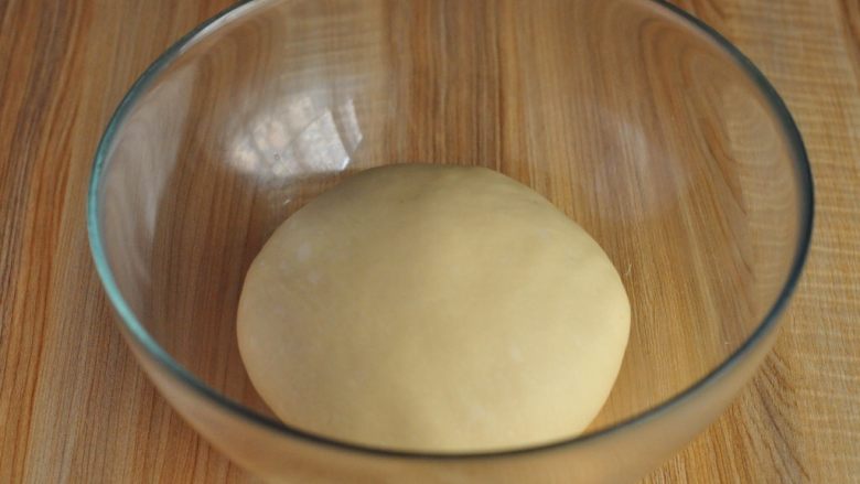 酸奶辫子面包,除无盐黄油外,将所有面团材料混合成团,揉至稍具光滑状时,加入无盐黄油,揉至可拉出稍具透明薄膜(即扩展阶段)即可。