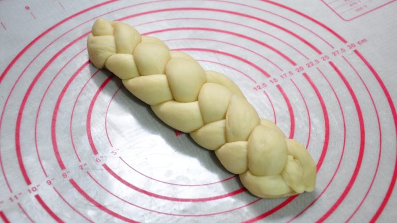 酸奶辫子面包,重复上面的动作编完,将口收紧。