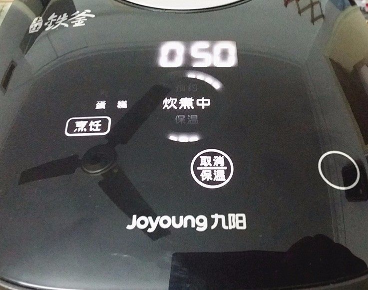 红曲拉花香草蛋糕,放入电饭煲、选择蛋糕模式,时间为50分钟