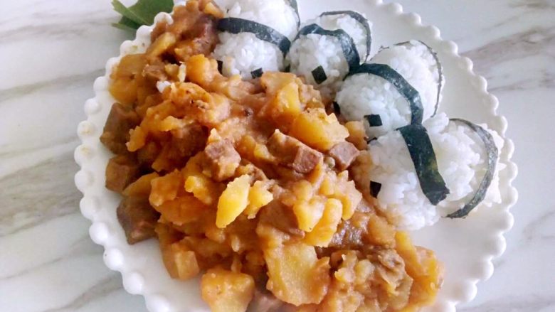#食二星座#熊猫吃“翔”,盘子另一边倒上炖好的牛肉土豆,少量多次放入,不要碰到熊猫身上