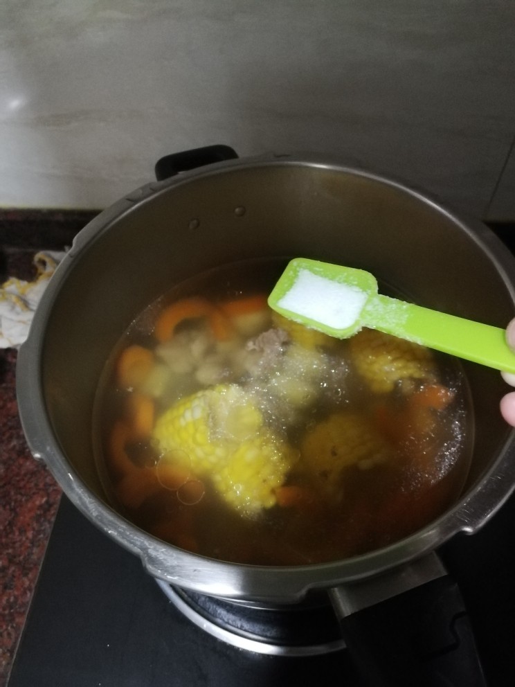 玉米骨汤,过段时间,打开高压锅,加盐即可