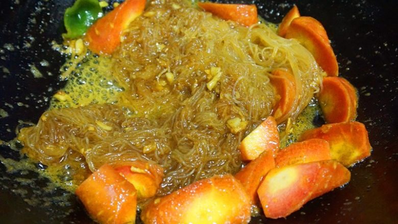 咖喱粉丝煲,放入粉丝、胡萝卜块翻炒均匀(充分吸收咖喱的味道)