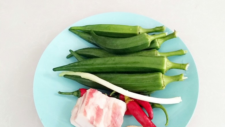 五花肉煸秋葵,准备食材:<a style='color:red;display:inline-block;' href='/shicai/ 70'>秋葵</a>，<a style='color:red;display:inline-block;' href='/shicai/ 428'>五花肉</a>，葱，<a style='color:red;display:inline-block;' href='/shicai/ 37'>姜</a>，<a style='color:red;display:inline-block;' href='/shicai/ 86663'>红辣椒</a>。