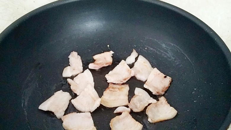 五花肉煸秋葵,放入五花肉小火煸炒。