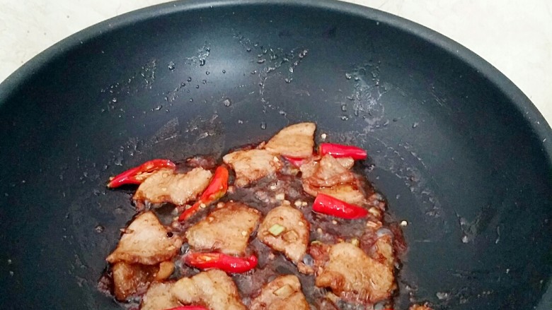 五花肉煸秋葵,淋入<a style='color:red;display:inline-block;' href='/shicai/ 788'>生抽</a>，和<a style='color:red;display:inline-block;' href='/shicai/ 718'>料酒</a>中大火出味。