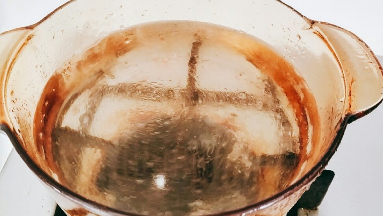 盐水鸭,锅里倒入半锅净水。
