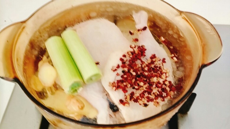 盐水鸭,下入调料。