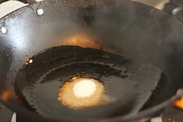 红烧肉,放入白砂糖或者冰糖,用铲子搅动,炒糖色