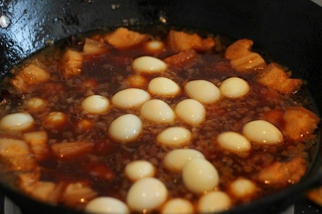 红烧肉,
倒入锅中,同五花肉一起炖