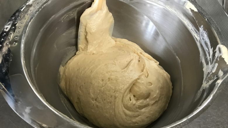 焦糖麦芬/玛芬,再加入一半粉类,快速搅拌后加入一半的牛奶,充分搅拌后加入最后的粉类搅拌均匀