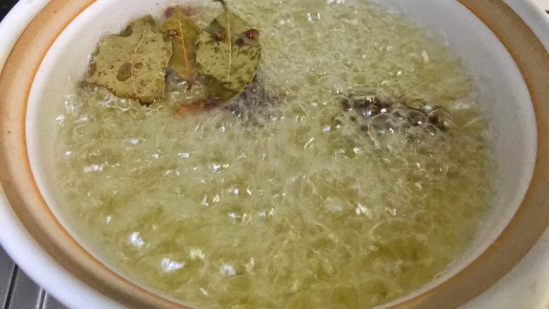 超满足便当(32),料煮开后 就可以倒入毛豆了