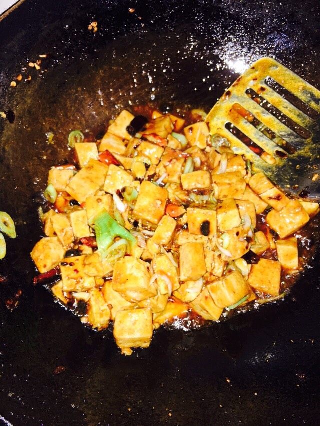 椒盐豆豉烧豆腐,继续翻炒均匀就可以出锅啦!