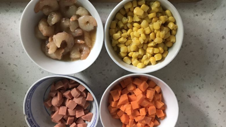 虾仁玉米胡萝卜,准备好食材。本来是不用加<a style='color:red;display:inline-block;' href='/shicai/ 437'>火腿肠</a>的，当时记性不好，忘了黄瓜。不然会好看一些。
<a style='color:red;display:inline-block;' href='/shicai/ 287'>虾仁</a>和<a style='color:red;display:inline-block;' href='/shicai/ 500'>玉米</a>都是袋装的。
<a style='color:red;display:inline-block;' href='/shicai/ 287'>虾仁</a>加了少许淀粉，料酒，酱油，油，盐。都是一点点。伴匀。