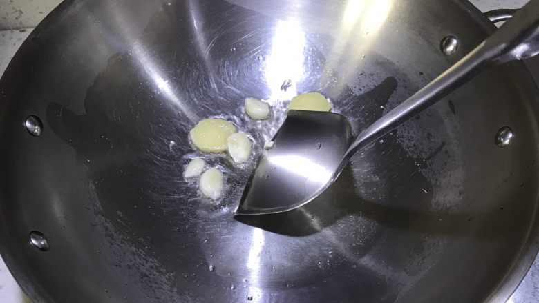 虾仁玉米胡萝卜,放油，加入<a style='color:red;display:inline-block;' href='/shicai/ 37'>姜</a>片，蒜头炒香，然后捞出扔掉。