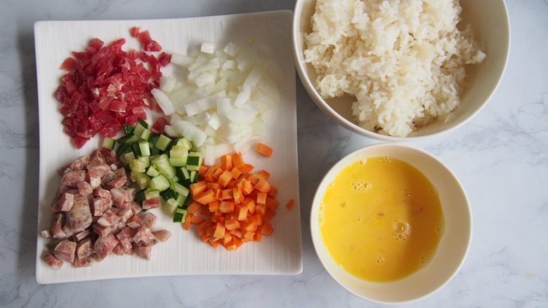 #食二星座#+牛肉罗勒肠炒饭,将香肠切丁,准备好米饭,<a style='color:red;display:inline-block;' href='/shicai/ 9'>鸡蛋</a>打散备用