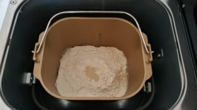 椰蓉酥粒面包,1.所有材料除黄油外放入面包桶,酵母埋在面粉里