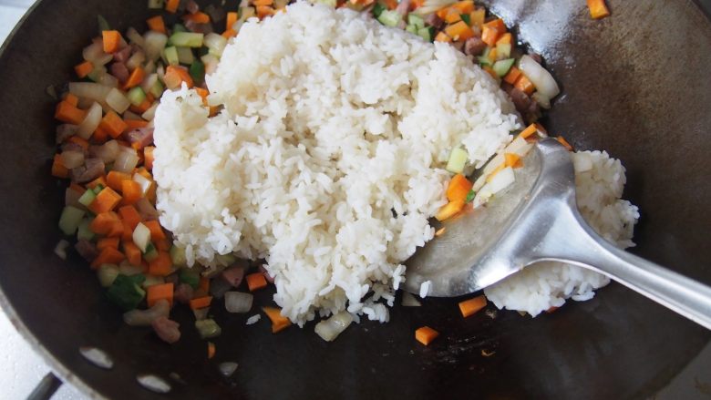 #食二星座#+牛肉罗勒肠炒饭,放入米饭翻炒均匀,可以添加少量的水,将米饭充分打散