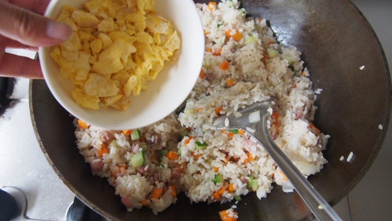 #食二星座#+牛肉罗勒肠炒饭,最后加入开始就煎好的鸡蛋,记得弄碎加入哦~