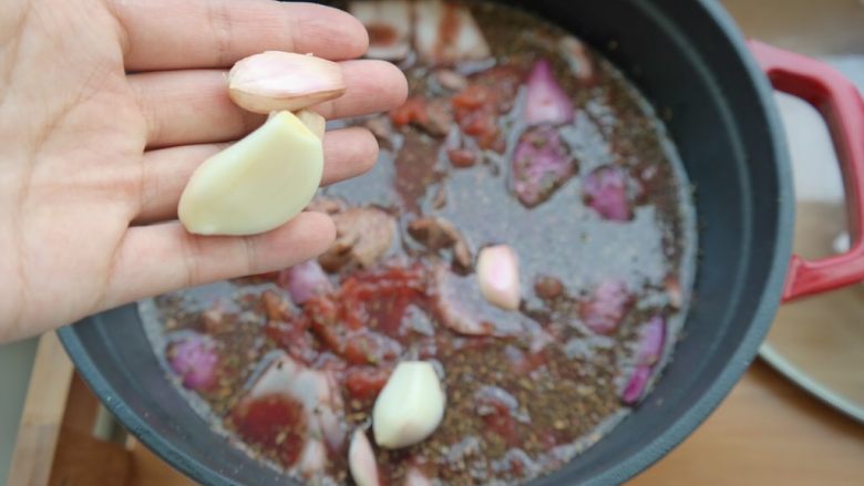 #食二星座#红酒烩牛肉Beef Bourguignon,搅拌一下放入蒜