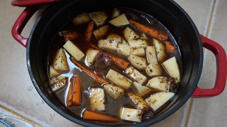 #食二星座#红酒烩牛肉Beef Bourguignon,放入土豆萝卜 继续入烤箱一个小时