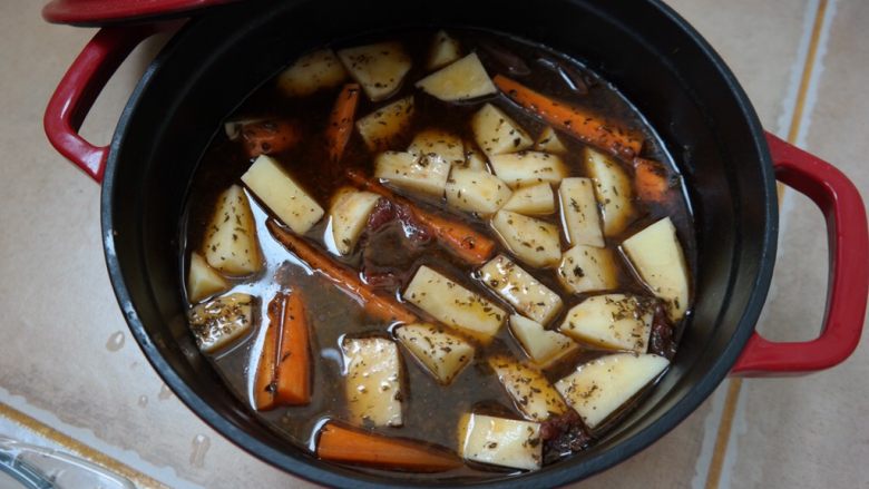 #食二星座#红酒烩牛肉Beef Bourguignon,放入土豆萝卜 继续入烤箱一个小时 