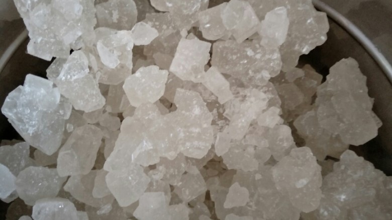 自制桃罐头,准备结晶冰糖,大约是一斤水3两糖,烧开水化冰糖成糖水备用。罐头瓶子清洗干净,用开水消毒。取出玻璃瓶子,放满桃肉,再灌上糖水,拧紧瓶盖(瓶盖一定不能漏气,关键地方)。