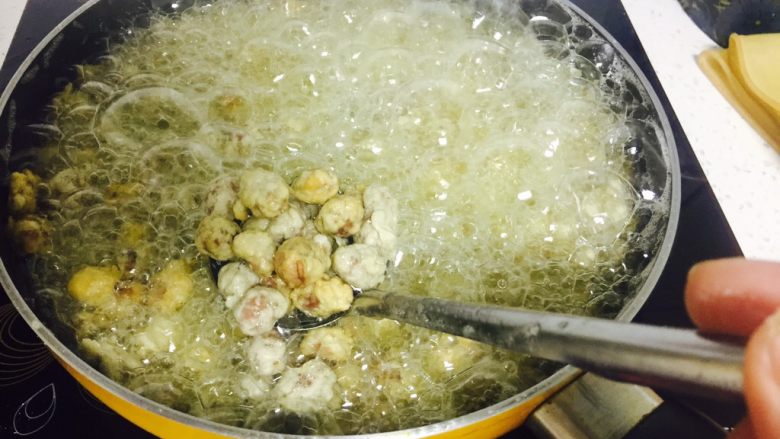 香酥花生,炒锅加油烧热 7成热 改小火 沿锅边下花生米