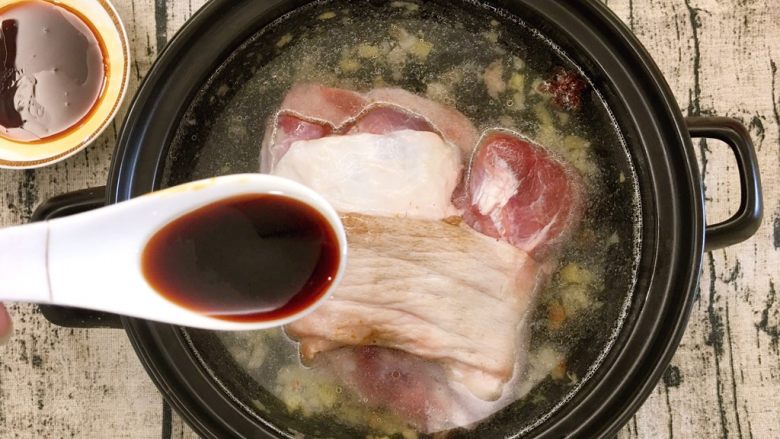 Q弹卤水猪腿肉,放入6勺酱油(生抽,老抽各三勺,没有老抽的可以全放生抽。就是颜色上的没那么好