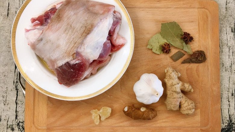 Q弹卤水猪腿肉,准备材料(用时在45到60分子的一道菜,主要是在炖。